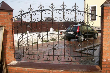 кованые заборы с воротами под авто