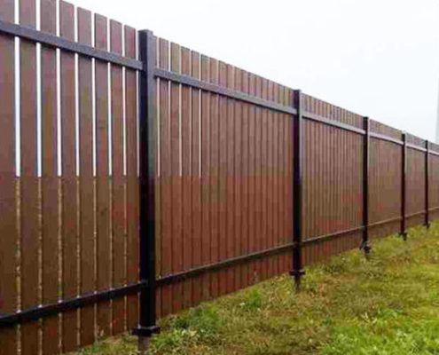 деревянный забор на винтовых сваях